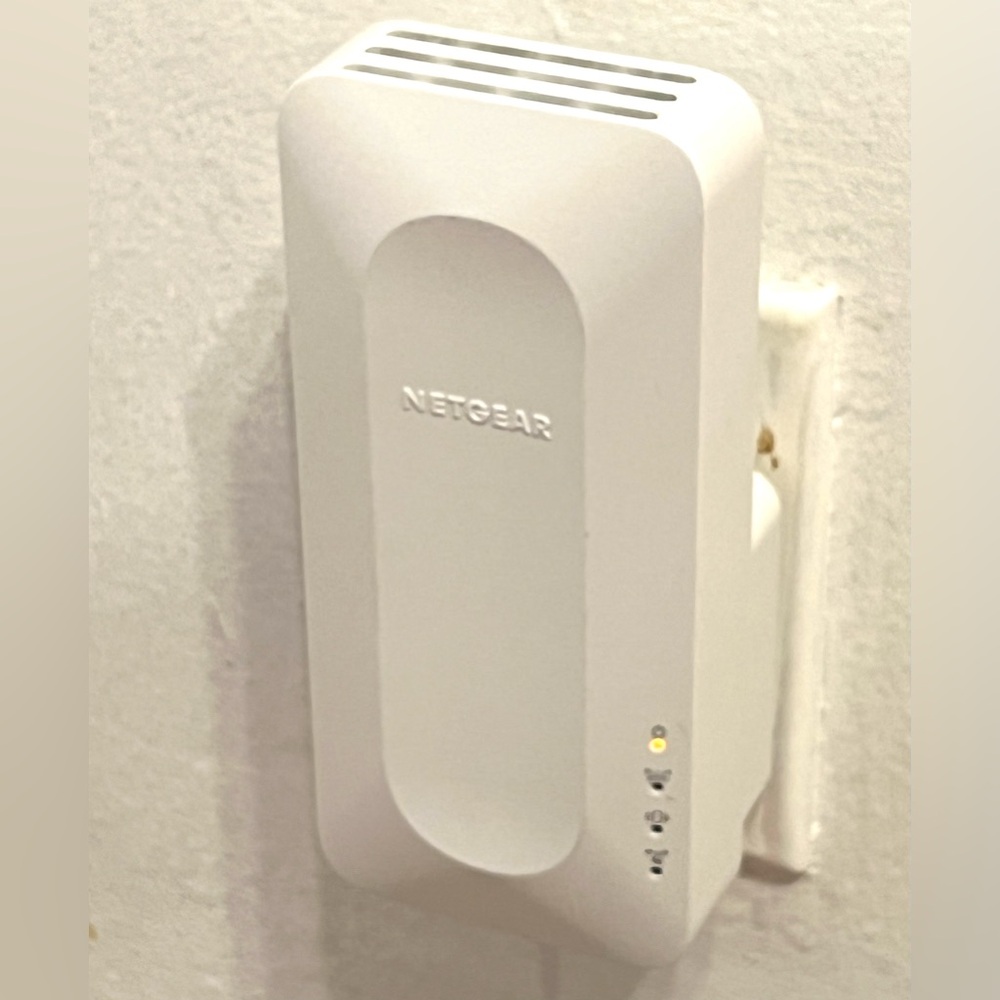 NETGEAR AX1600 Dual Band WiFi White Mesh Extender EAX 12 1200 sq ft Wall Plug-in